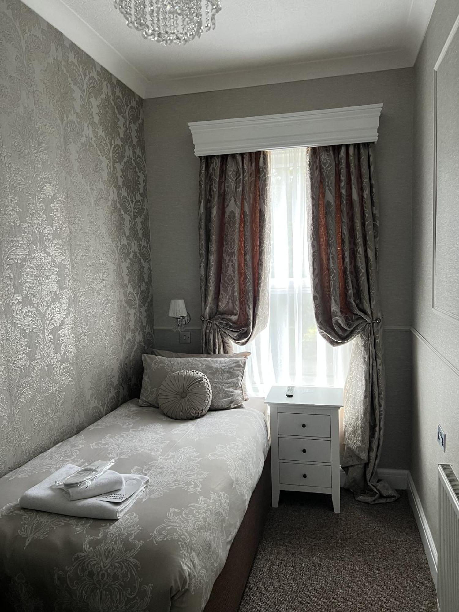 Tanes Hotel Cardiff Room photo