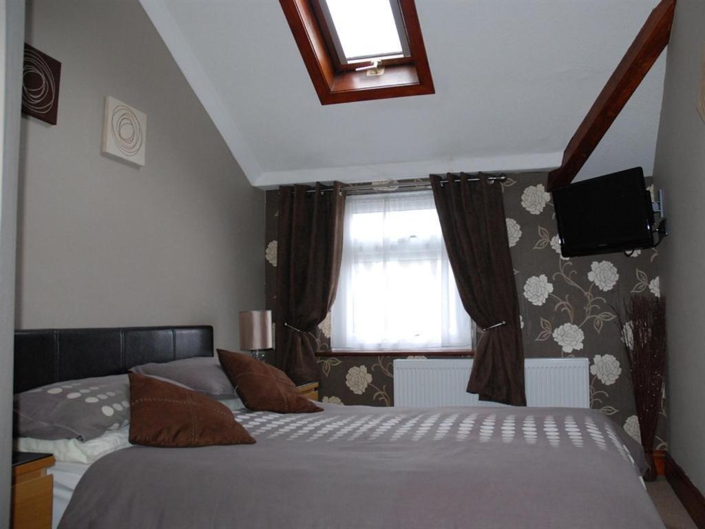 Tanes Hotel Cardiff Room photo